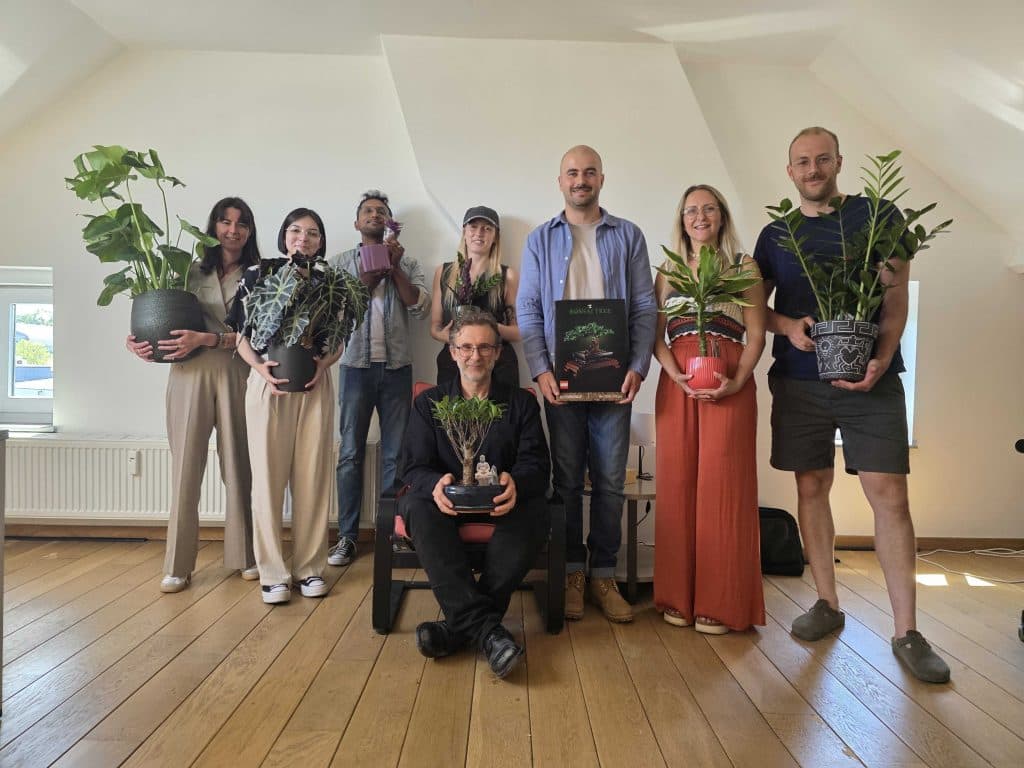 L'équipe de l'agence SEO Clef2web portant des plantes