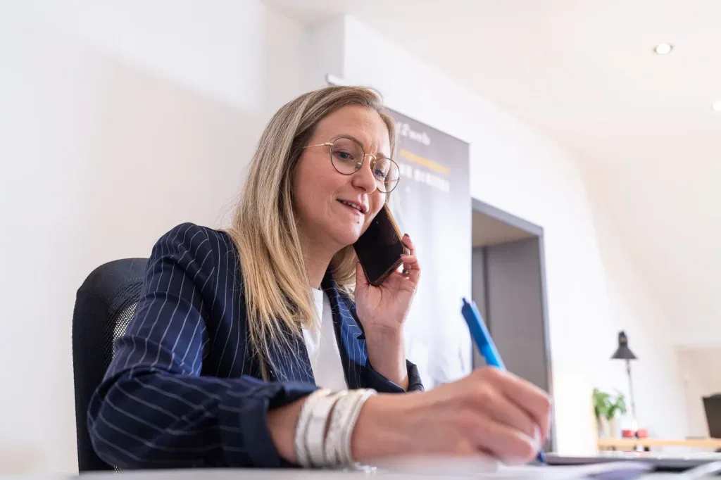 Consultante en marketing digital (Elise Honorez) en appel avec l'un de ses clients