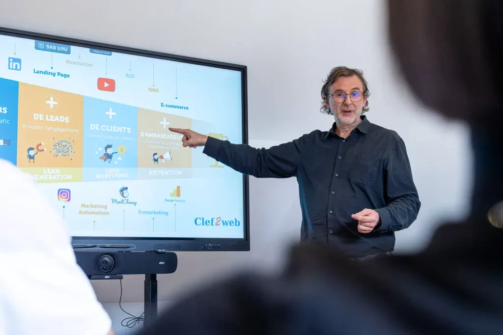 Fabrice Dantinne expliquant le concept d'objectifs marketing en fonction du tunnel de conversions