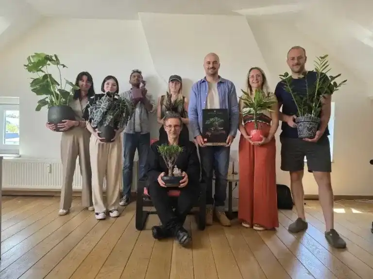L'équipe de l'agence SEO Clef2web portant des plantes