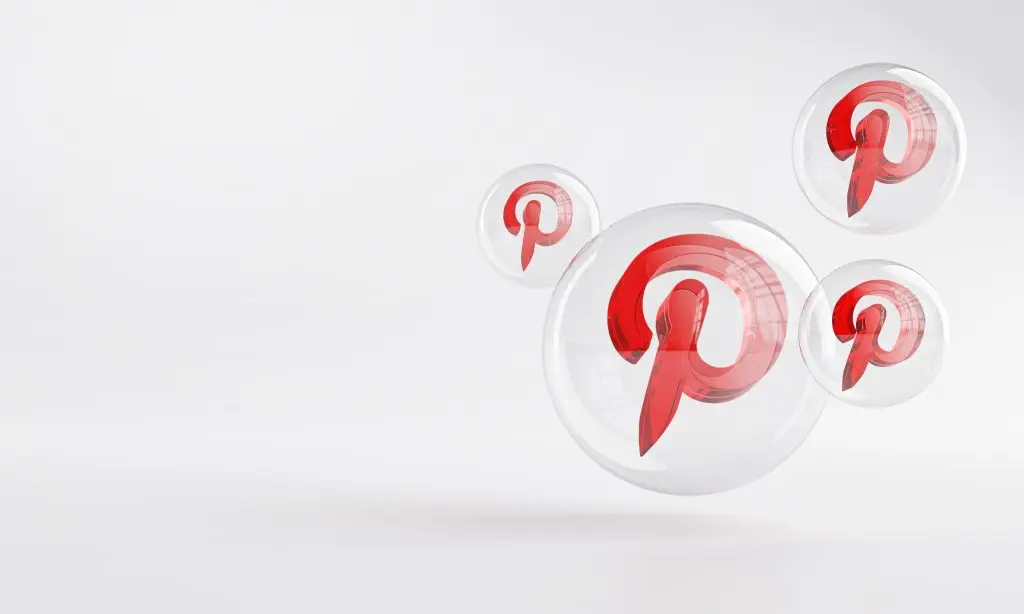 Un fond clair et des bulles flottantes dans lesquelles sont présents des logos Pinterest