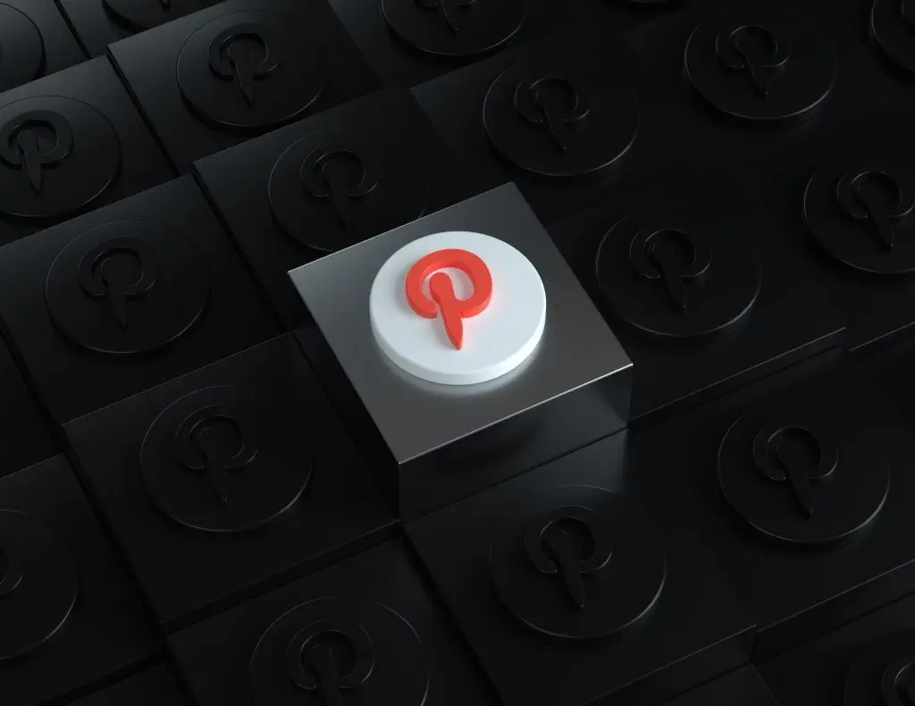 Un clavier entièrement noir avec une seule touche affichant le logo Pinterest et ses couleurs.