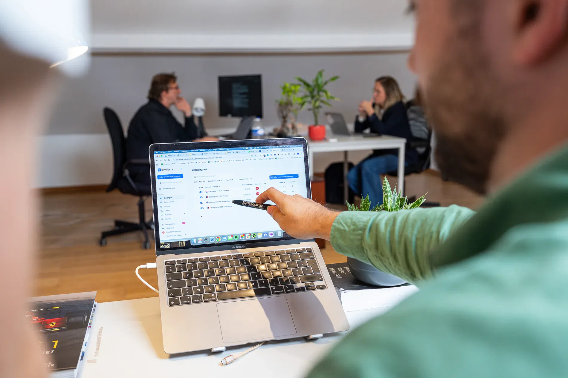 Expert entrain de coacher son collègue à une nouvelle technique de marketing digital