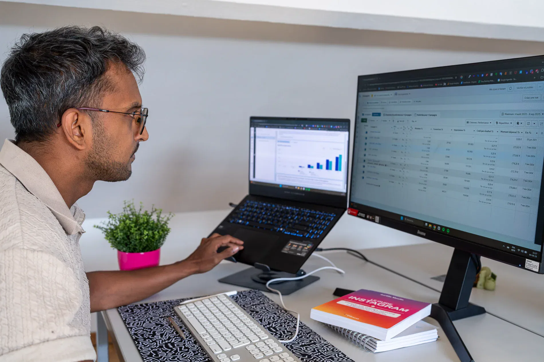 Expert de l'agence de stratégie digital Clef2web en plein travail