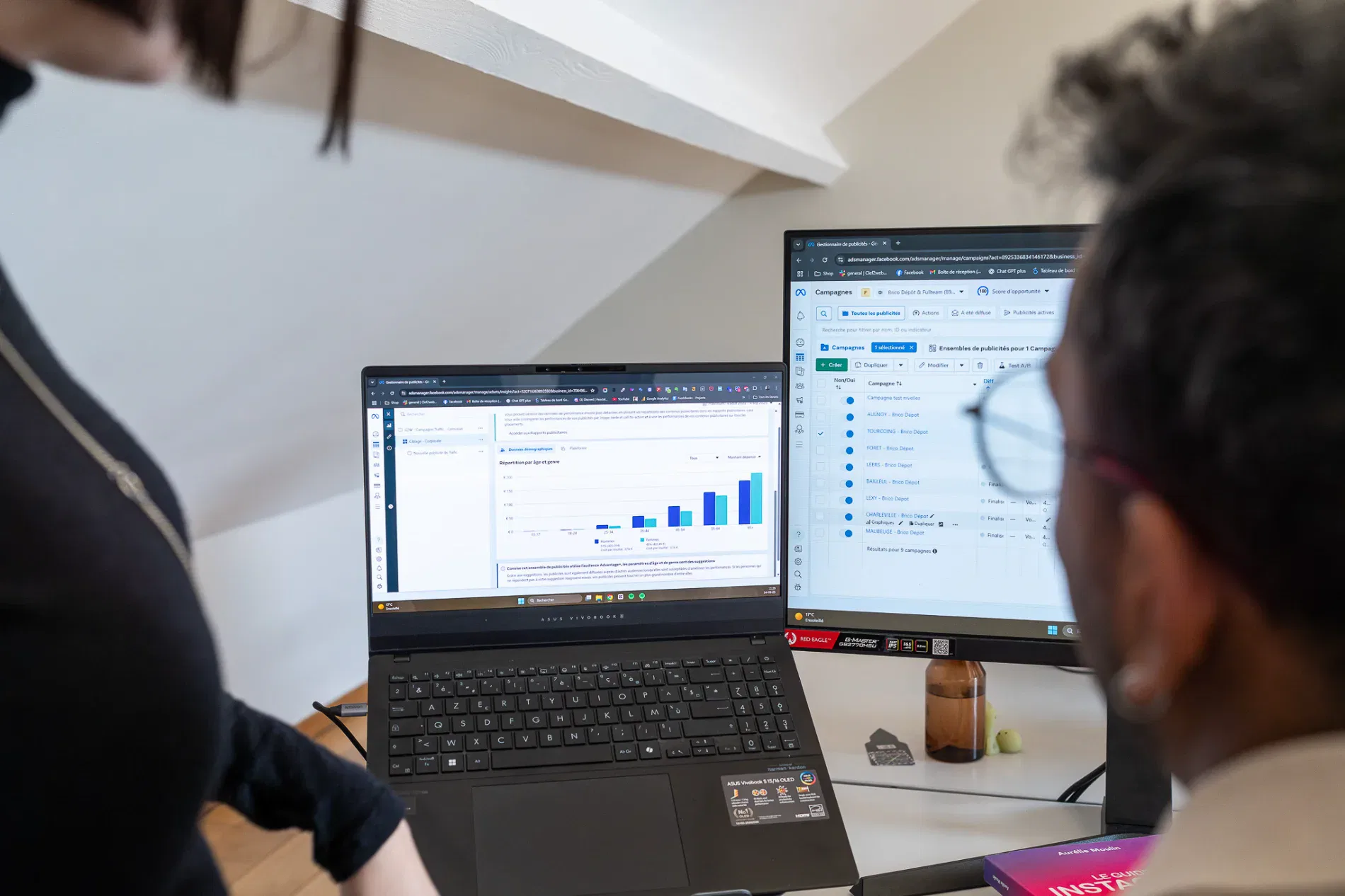 Experts de l'agence en datamarketing Clef2web qui analysent les chiffres d'un client