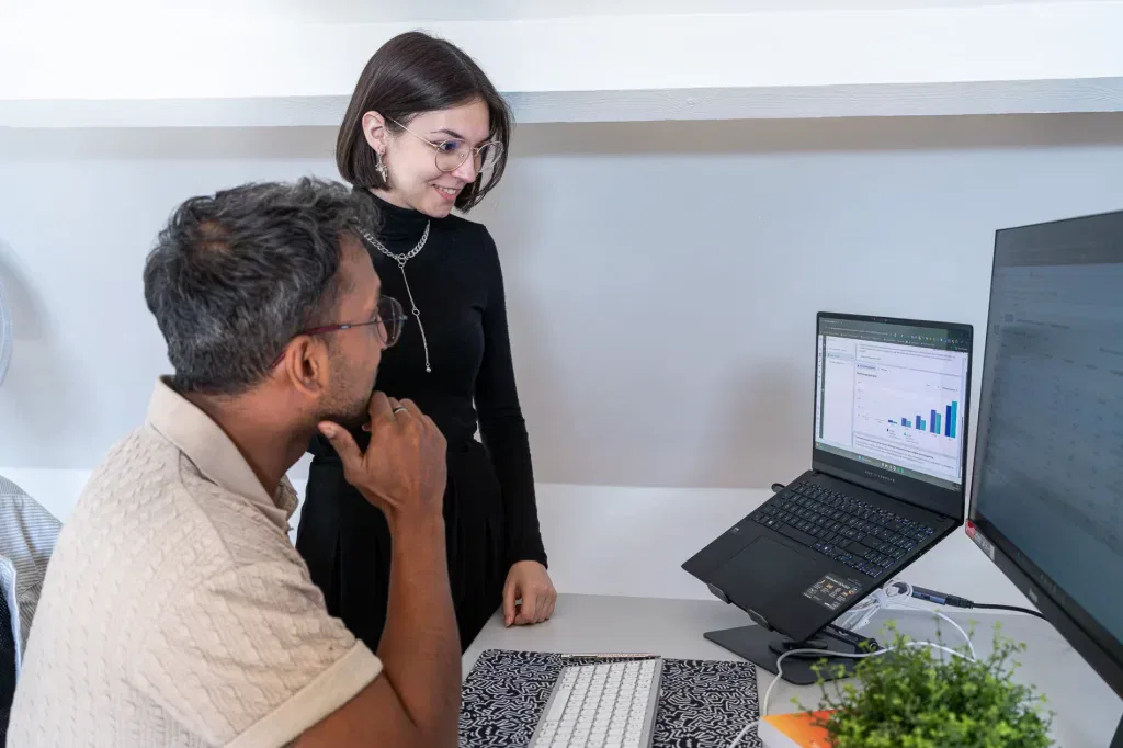 Jonathan Carette et Fiona Delforge travaillant sur des campagnes publicitaires Meta