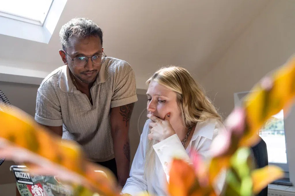 Deux collègues qui discutent sur une mission d'accompagnement en marketing digital