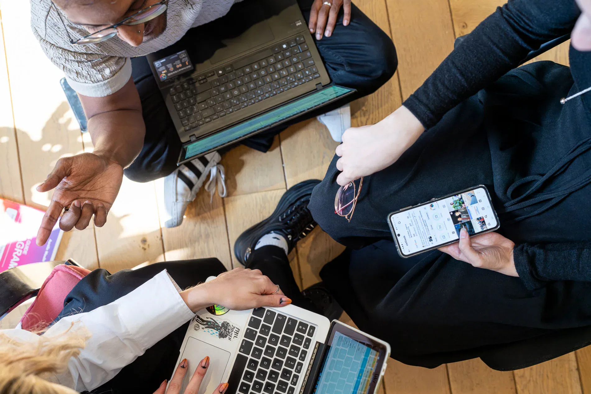 Équipe d'experts en datamarketing en pleine réunion