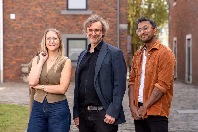 Elise, Fabrice et Jonathan posant à l'extérieur