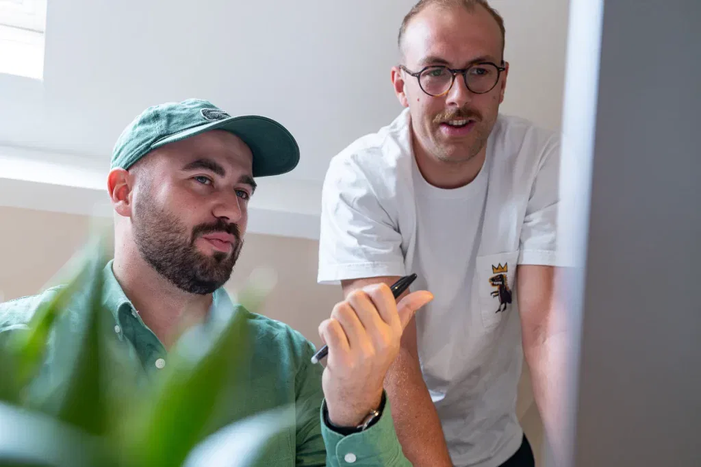 Deux experts en stratégie digitale en réunion