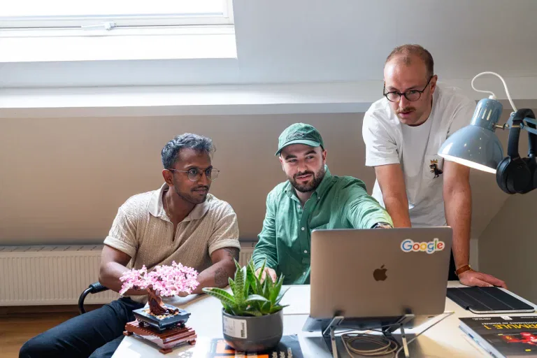 Membres de l'équipe Clef2web qui travaillent sur l'audit SEA d'un de leurs clients