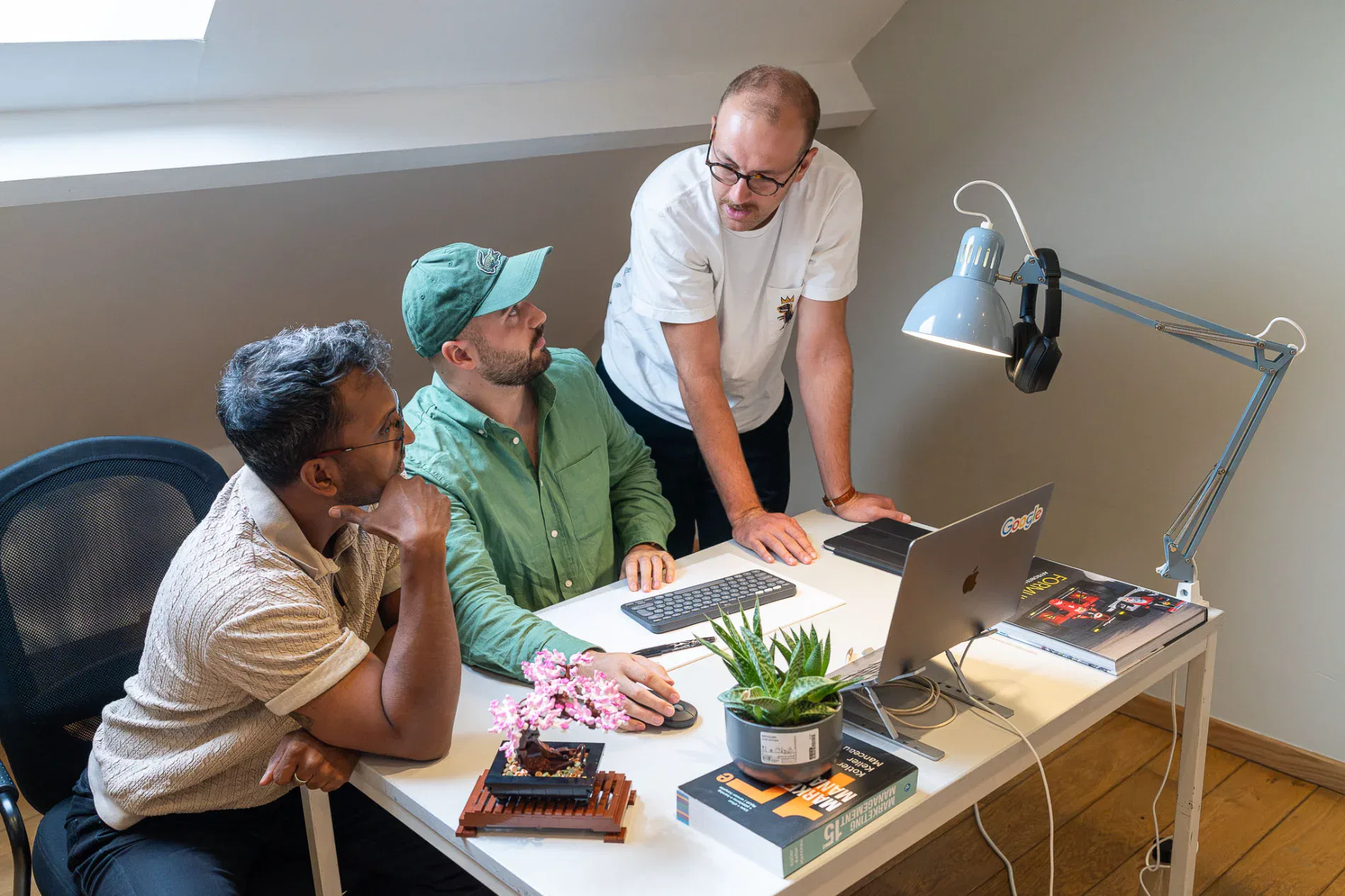 Consultants en marketing digital en pleine réunion dans les bureau de Clef2web