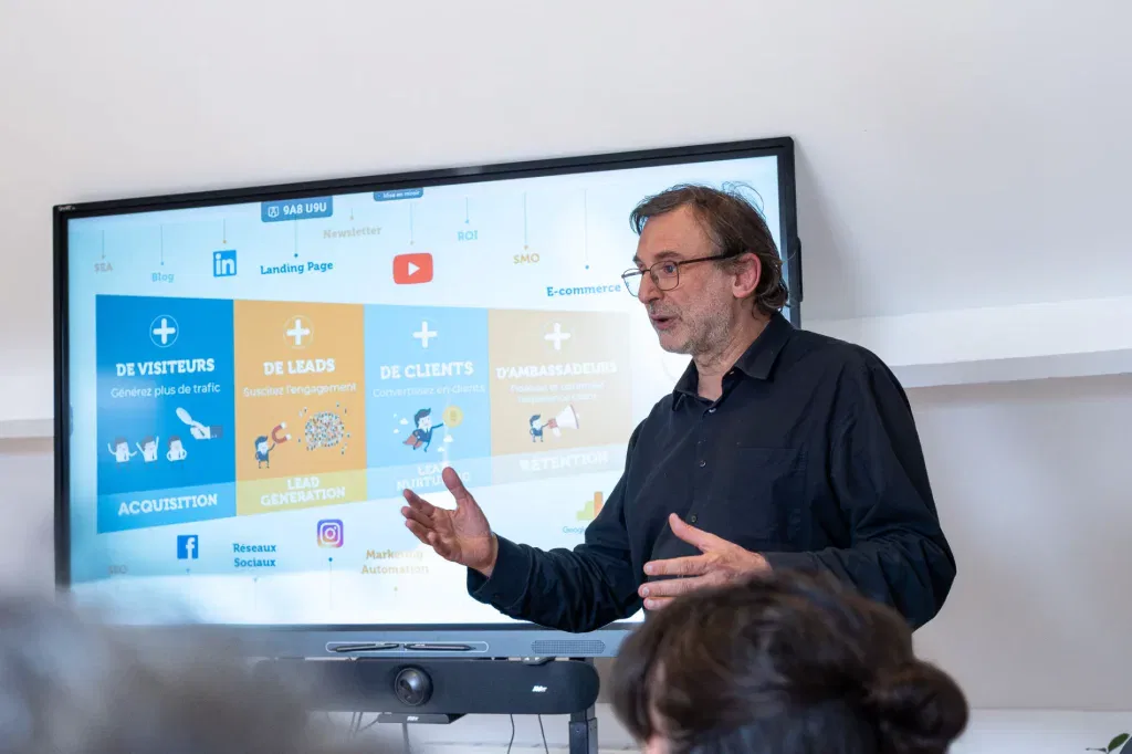 L'expert Fabrice Dantinne qui échange à propos des différents objectifs en marketing digital pour les PME