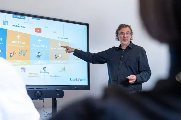 Fabrice Dantinne expliquant le concept d'objectifs marketing en fonction du tunnel de conversions