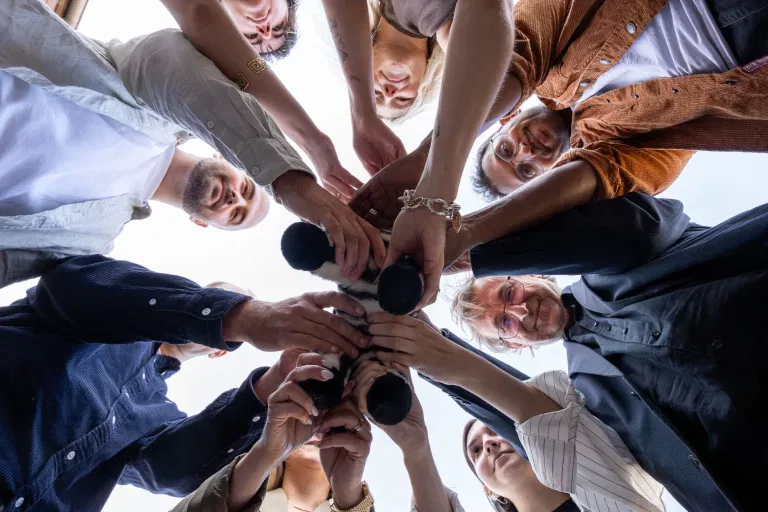 Team Clef2web lançant une peluche de zèbre