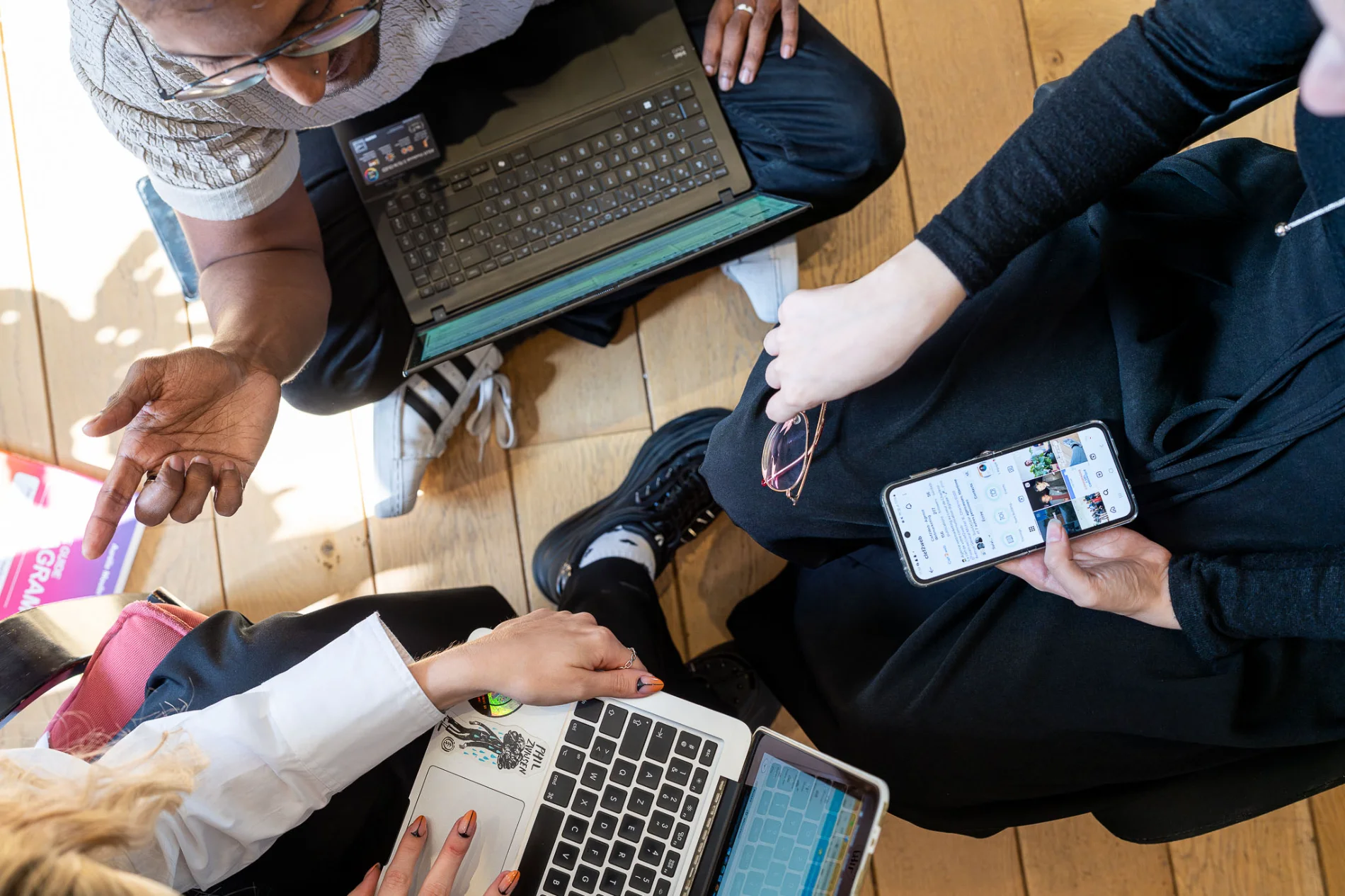 Équipe d'experts en datamarketing en pleine réunion